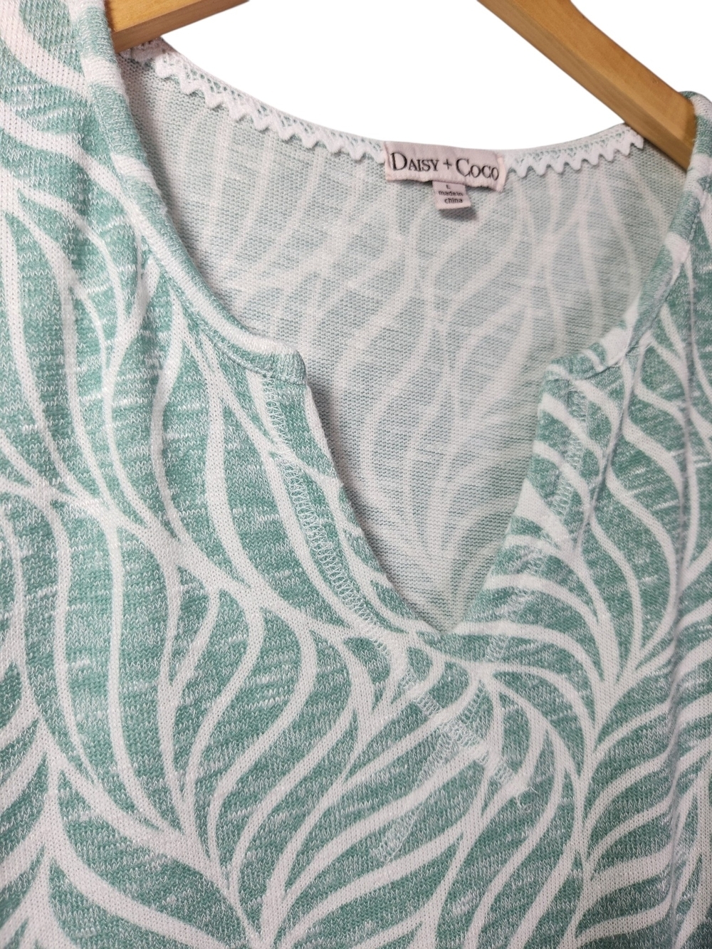 Daisy + Coco Green Leaf Print Notch Neck Top Size Large Casual Coastal Boho Knit - Picture 7 of 15